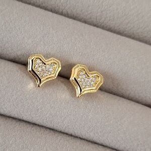 Heart shape diamonds stud earrings